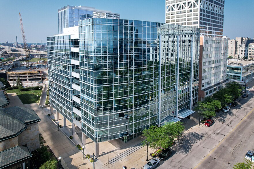 More Photos Of 875 E Wisconsin Ave, Milwaukee Office For Lease