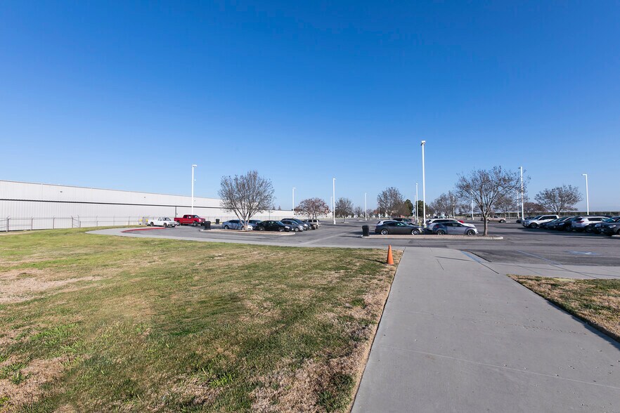 Primary Photo Of 1700 Schuster Rd, Delano Distribution For Sale