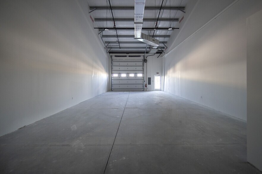 More Photos Of 16221 Lee Rd, Fort Myers Flex For Sale