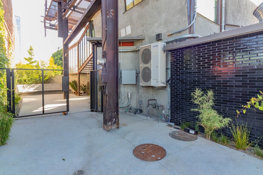 More Photos Of 3050 S La Cienega Blvd, Culver City Storefront Retail Office For Lease