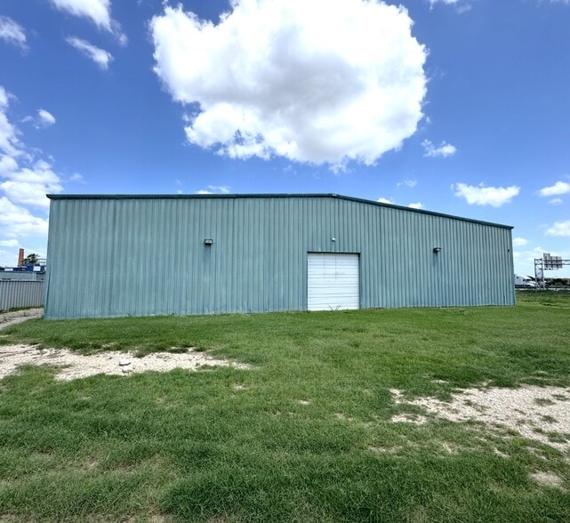 More Photos Of 530 Steves Ave, San Antonio Distribution For Lease