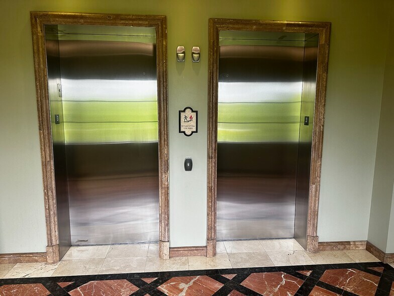 More Photos Of 7065 Westpointe Blvd, Orlando Loft Creative Space For Sale