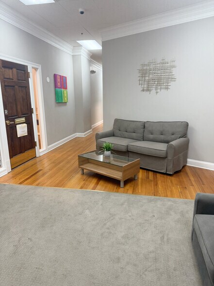 More Photos Of 18-20 W Washington St, Hagerstown Office For Lease