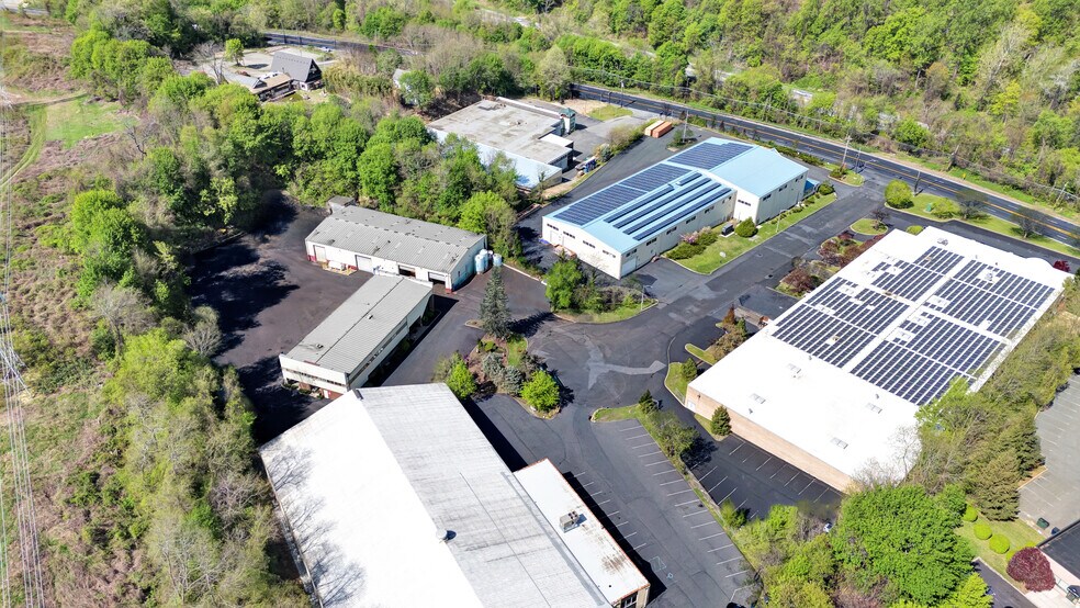 More Photos Of 3 Browns Ln, Hawthorne Warehouse For Lease