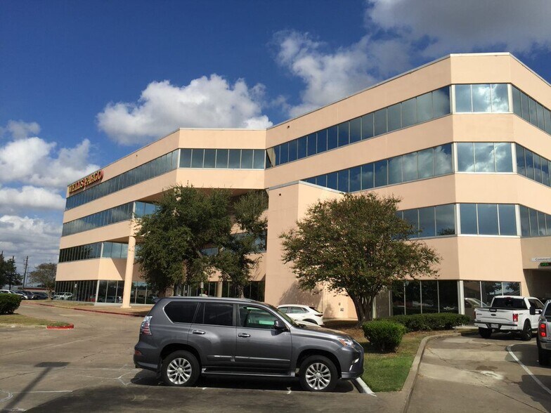 More Photos Of 1501 E Mockingbird Ln, Victoria Office For Lease