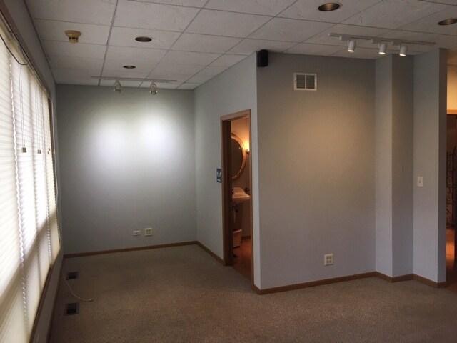 More Photos Of 820 E Terra Cotta Ave, Crystal Lake Office For Sale