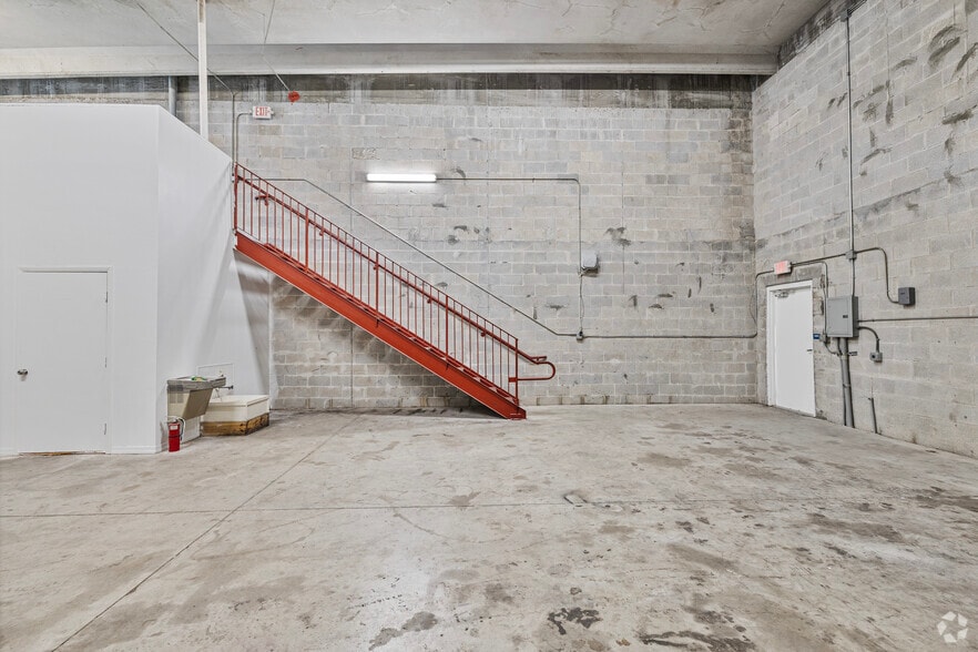 More Photos Of 13420-13432 NW 38th Ct, Opa Locka Warehouse For Lease