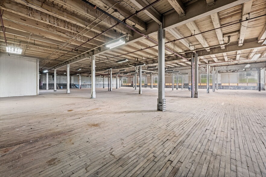 More Photos Of 4444 Lawton Ave, Detroit Warehouse For Sale