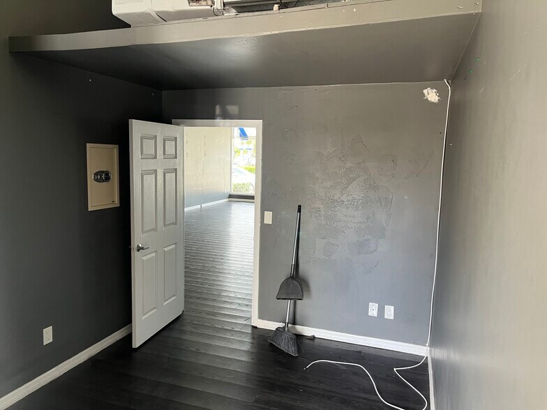 More Photos Of 1828-1832 N Dixie Hwy, Lake Worth Storefront Retail Office For Lease