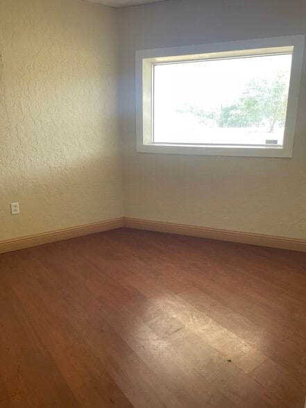 More Photos Of 945 W Maple Ave, Duncan Office For Sale