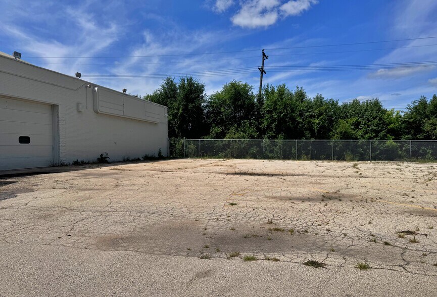 More Photos Of 2620 Auburn St, Rockford Manufacturing For Lease