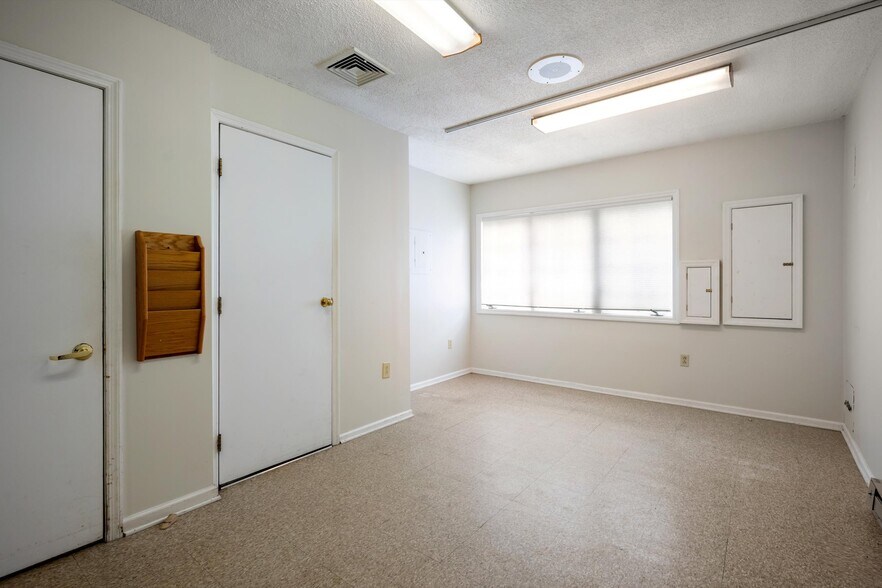 More Photos Of 290 Church St, Saratoga Springs Office For Sale