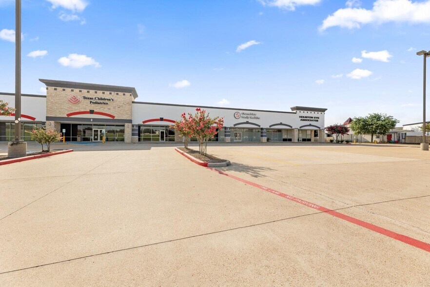 More Photos Of 5614-5650 E Sam Houston Pky N, Houston Medical For Lease