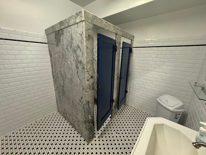 More Photos Of 7016-7024 Melrose Ave, Los Angeles Office For Sale