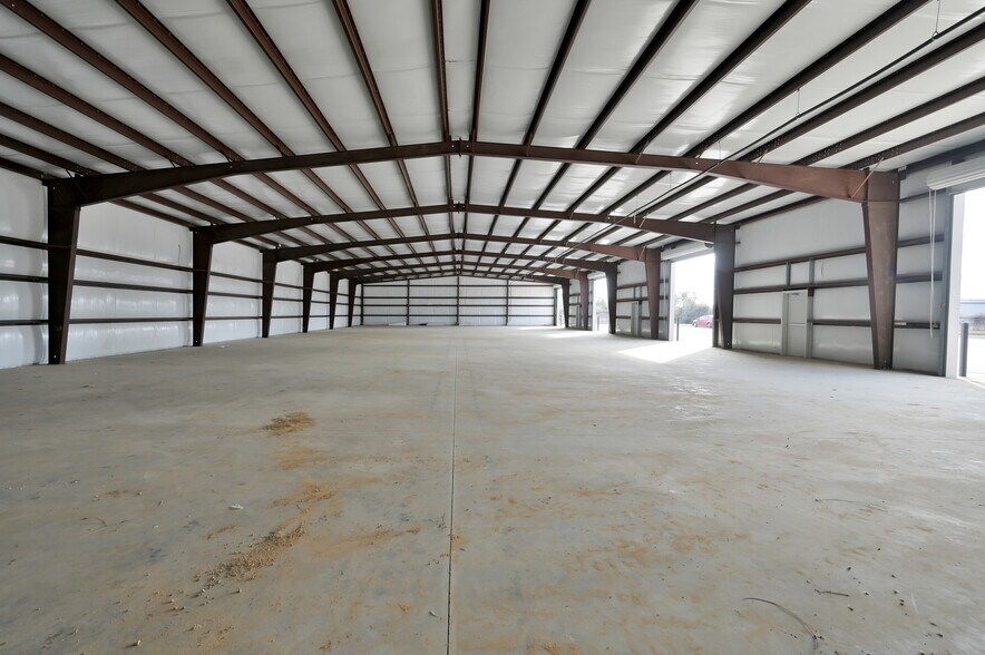More Photos Of 535 S Persimmon St, Tomball Warehouse For Lease