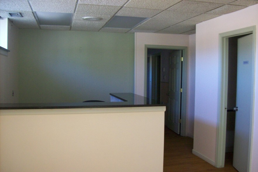 More Photos Of 23030 Mooney St, Farmington Medical For Lease