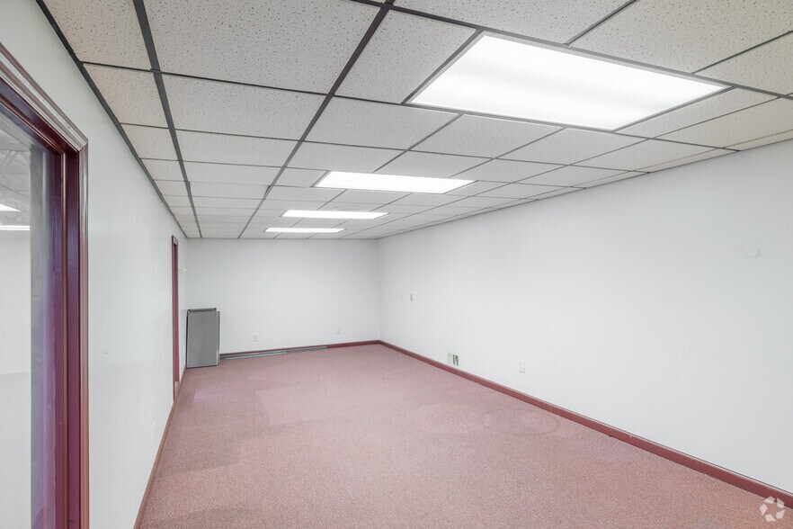 More Photos Of 631 6th Ave, Huntington Storefront For Sale