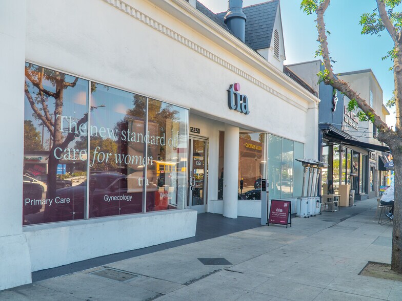 More Photos Of 12250 Ventura Blvd, Studio City Storefront For Sale
