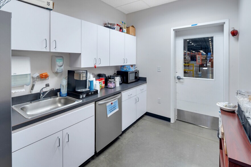 More Photos Of 7865 National Tpke, Louisville Distribution For Lease