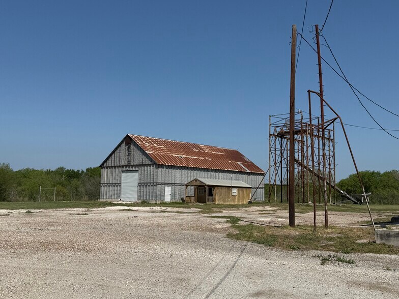 More Photos Of 205 E Dailey St, Kenedy Warehouse For Sale