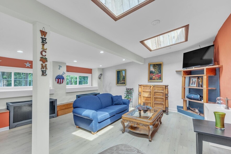 More Photos Of 277 W Baltimore Pike, Media Office For Sale