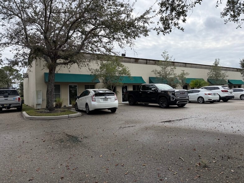 More Photos Of 1076 Business Ln, Naples Showroom For Sale