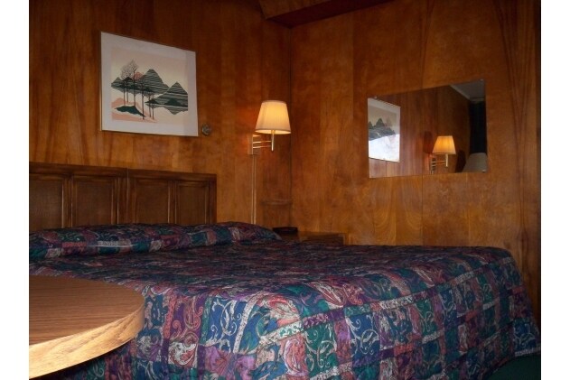 More Photos Of 608 S Gateway Ave, Rockwood Hotel For Sale