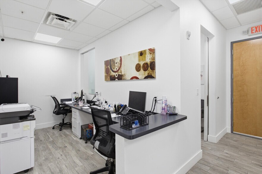 More Photos Of 10450 NW 33rd St, Doral Office For Sale