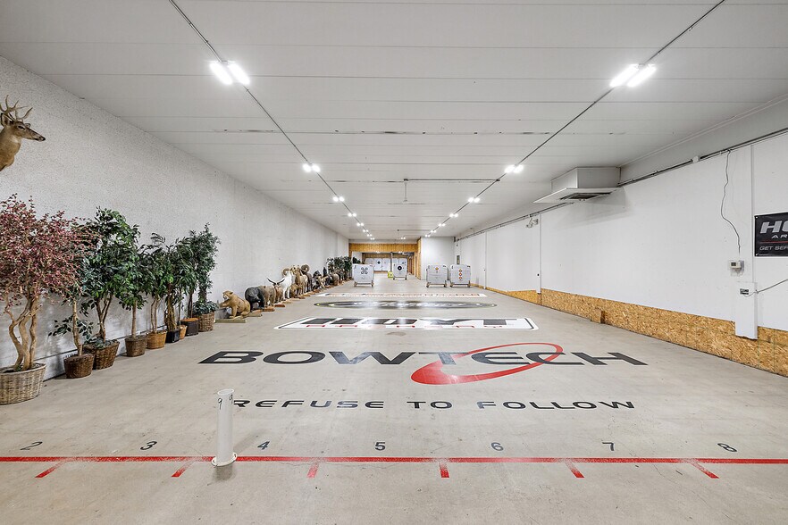 More Photos Of 47979 Van Dyke, Shelby Township Freestanding For Sale