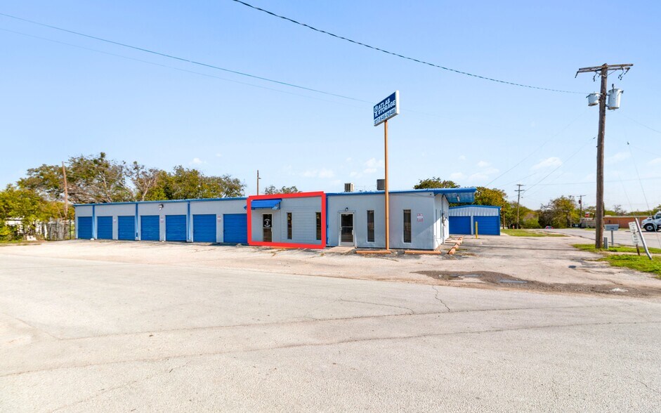 More Photos Of 5854 Buchanan St, Fort Worth Self Storage For Lease