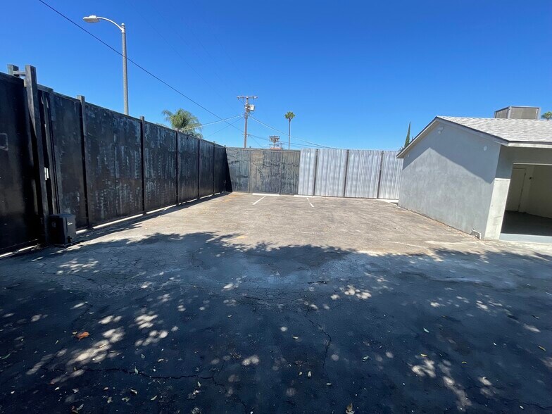 More Photos Of 16123 Wyandotte St, Van Nuys Service For Lease