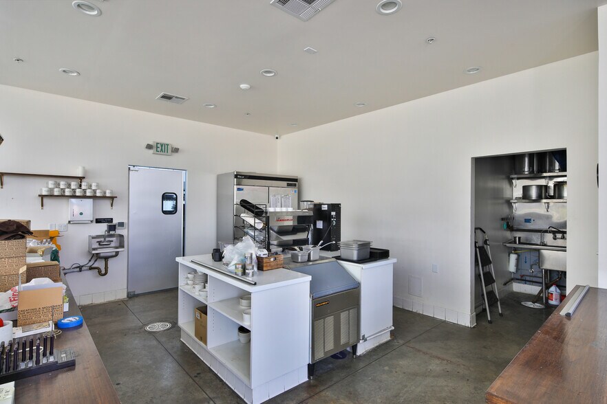 More Photos Of 450 S Western Ave, Los Angeles Freestanding For Lease
