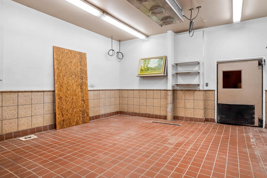 More Photos Of 8977 DuPont Blvd, Lincoln Convenience Store For Sale