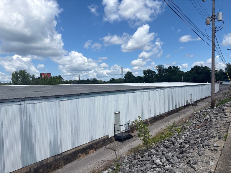 More Photos Of 1315 College St, Clarksville Warehouse For Lease