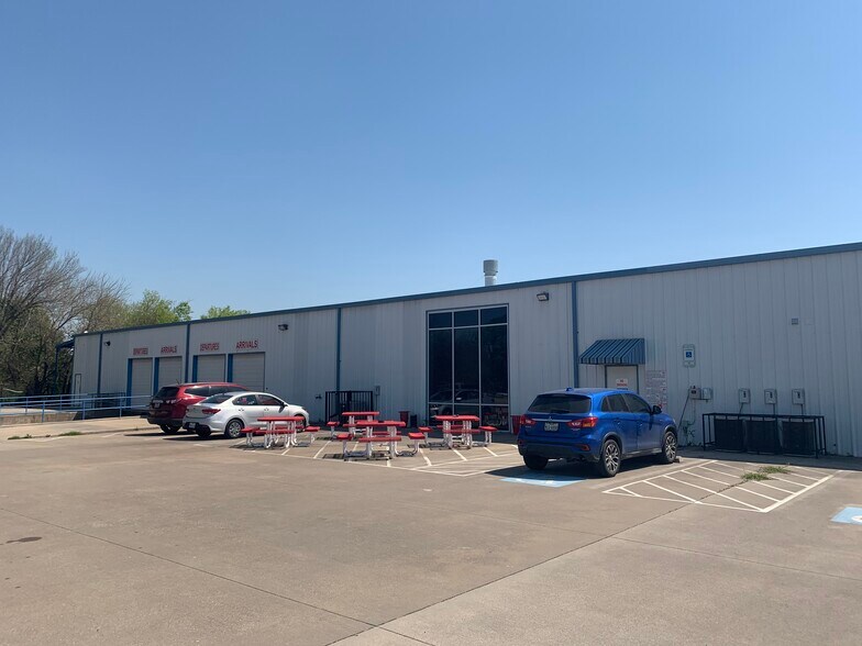 More Photos Of 919 W Mayfield Rd, Arlington Warehouse For Lease