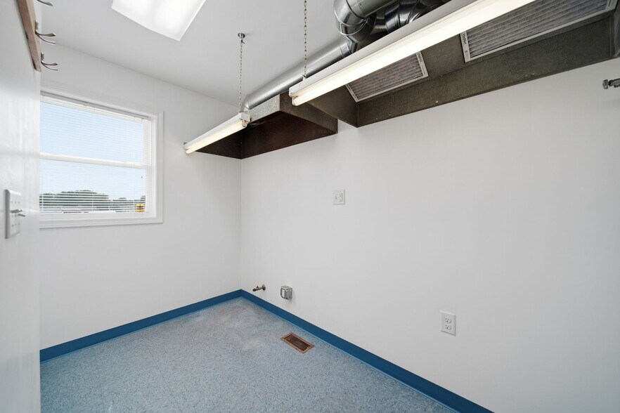 More Photos Of 3165 County Farm Rd, Jackson Storefront Retail Office For Sale