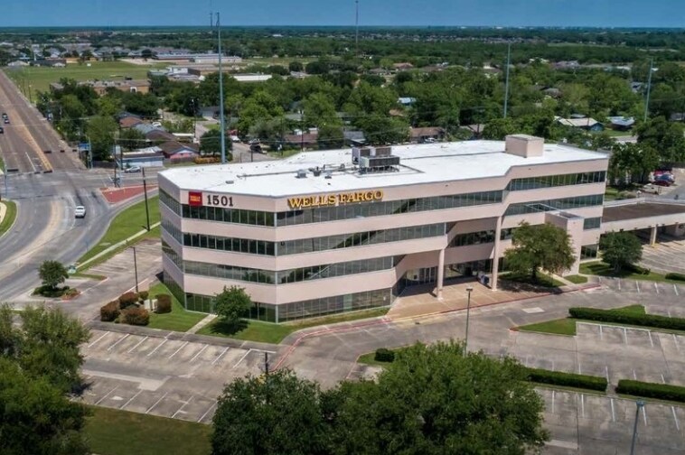 More Photos Of 1501 E Mockingbird Ln, Victoria Office For Lease