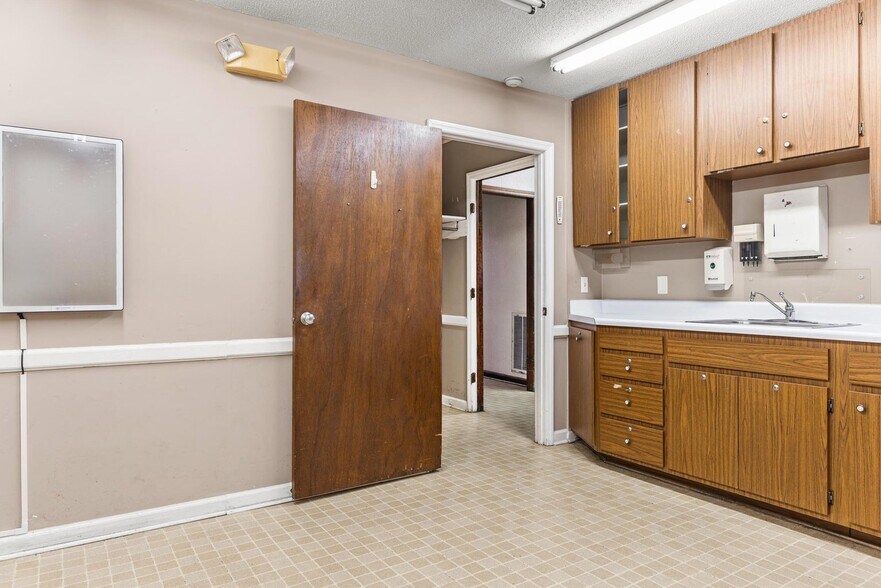 More Photos Of 450 North St, Bamberg Medical For Sale