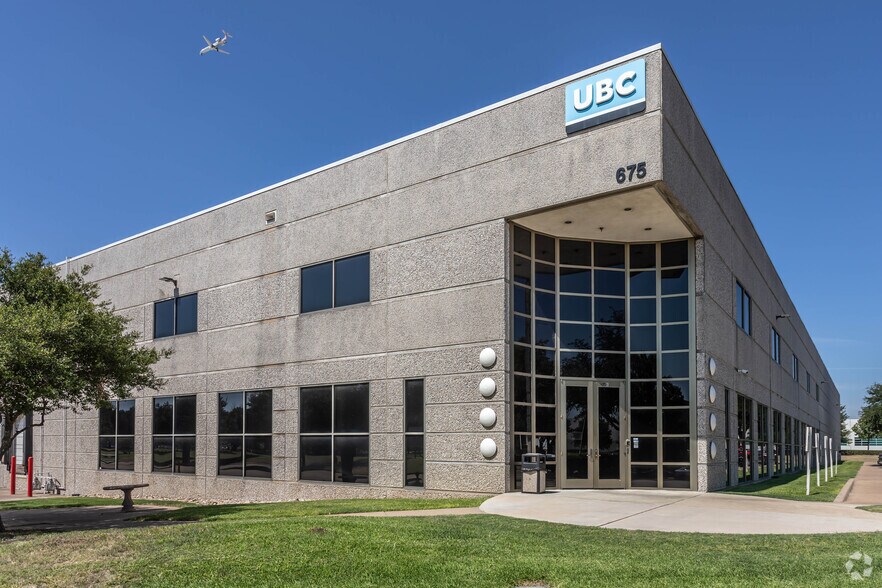 More Photos Of 675 S Royal Ln, Coppell Warehouse For Lease