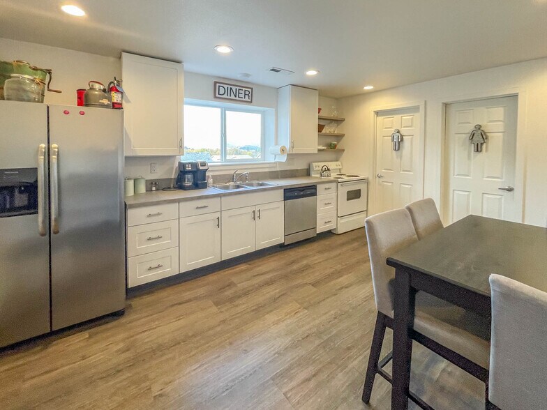 More Photos Of 1625 W Duke Rd, Sutherlin Warehouse For Sale