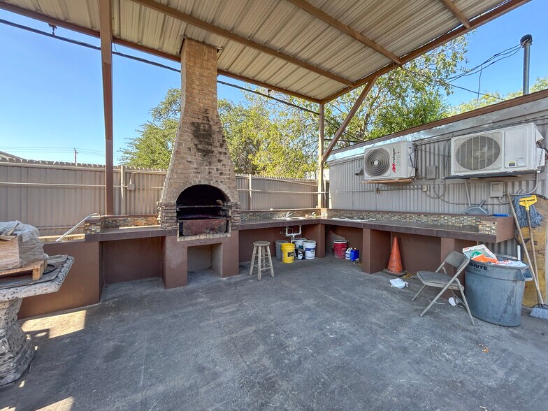 More Photos Of 1401 Guatemozin St, Laredo Warehouse For Sale