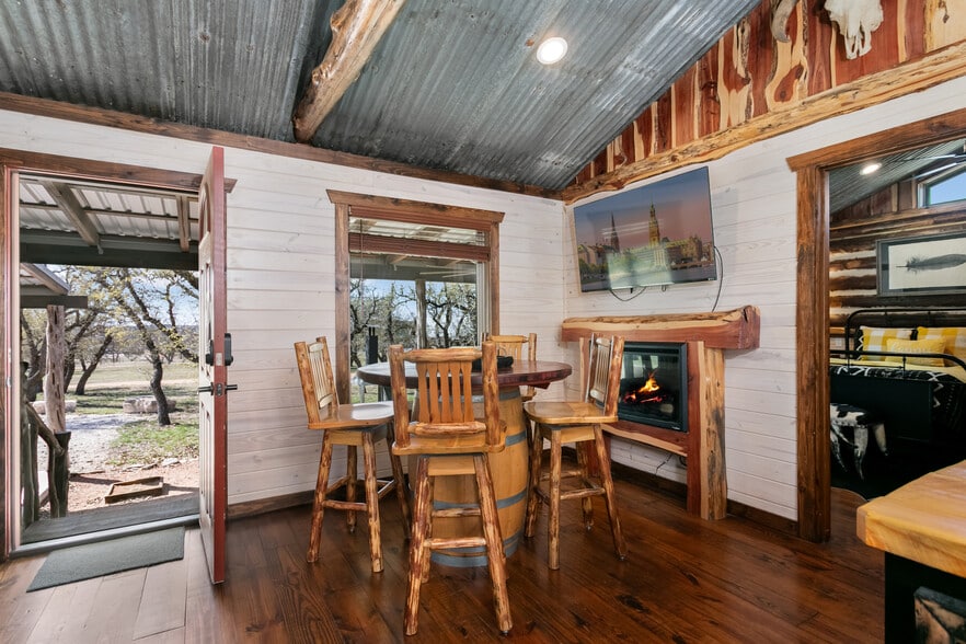 More Photos Of 100 Five Star Trl, Fredericksburg Hotel For Sale