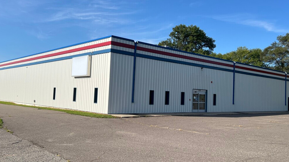 Primary Photo Of 1112 Kuhn Dr, Saint Cloud Showroom For Lease