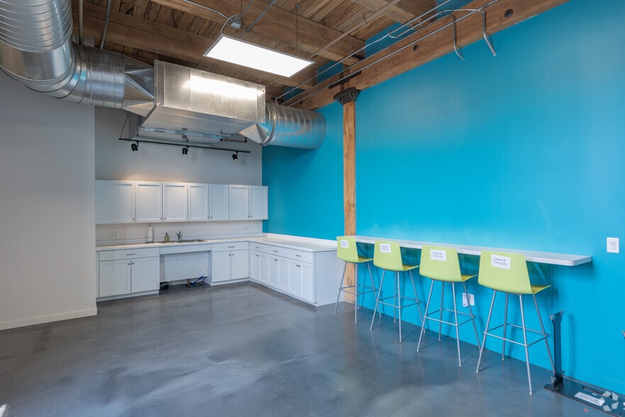 More Photos Of 1414 S Western Ave, Chicago Manufacturing For Lease