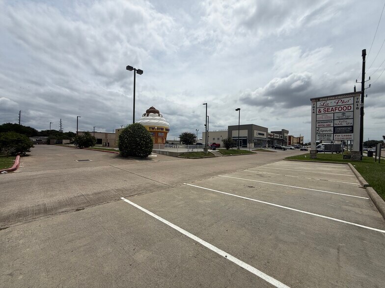More Photos Of 7018 Fry Rd, Cypress Freestanding For Lease
