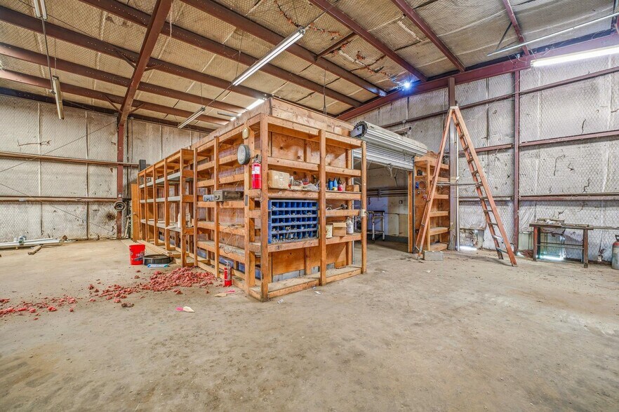 More Photos Of 3429 W Walker St, Breckenridge Warehouse For Sale