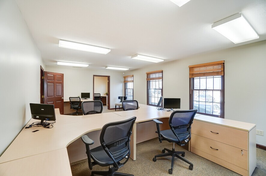 More Photos Of 830 E Franklin St, Centerville Medical For Sale