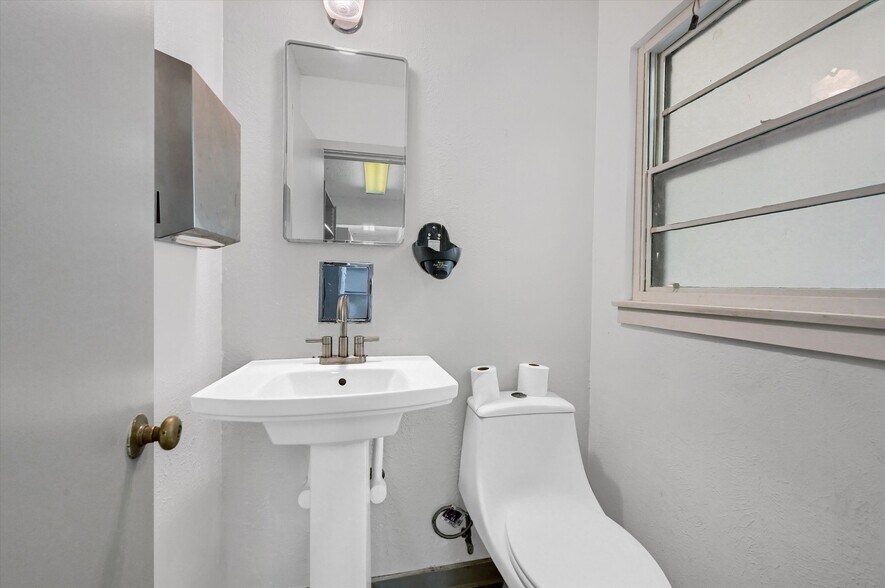 More Photos Of 815 Pecan Grove Rd E, Sherman Medical For Sale