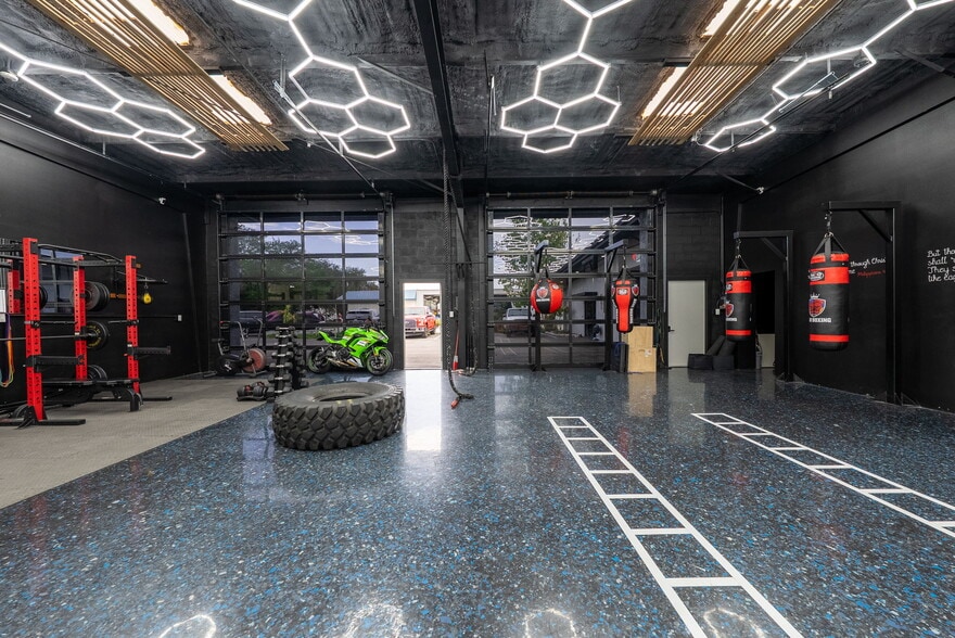 More Photos Of 501 Interstate Ct, Sarasota Warehouse For Sale
