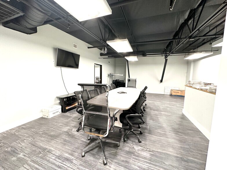 More Photos Of 2222 W Parkside Ln, Phoenix Light Manufacturing For Lease